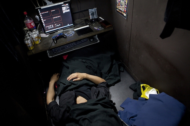 
Người chơi ngủ luôn tại quán Net, coi đây như là nhà trọ
