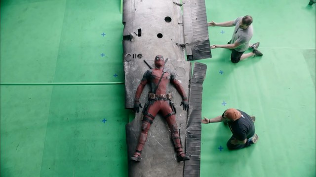 
Cảnh Deadpool nằm trên mảnh vỏ tàu để Negasonic Teenage Warhead hất tung lên phía đối thủ trong phim trường...
