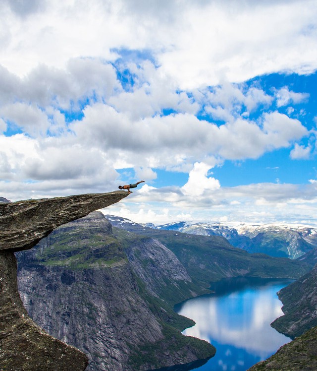  Chắc hẳn bạn đã từng nghe đến tên Trolltunga, một mỏm đá ở Na Uy nổi tiếng thế giới với góc nhìn cực đẹp, bầu trời bao la ôm trọn lấy nhánh sông dài chạy quanh co đến vô tận. Nhưng hãy cẩn thận nhé, chỉ một cú trượt chân thôi bạn sẽ chẳng còn cơ hội quay lại đây để thưởng thức thiên nhiên hùng vĩ này một lần nữa đâu. 