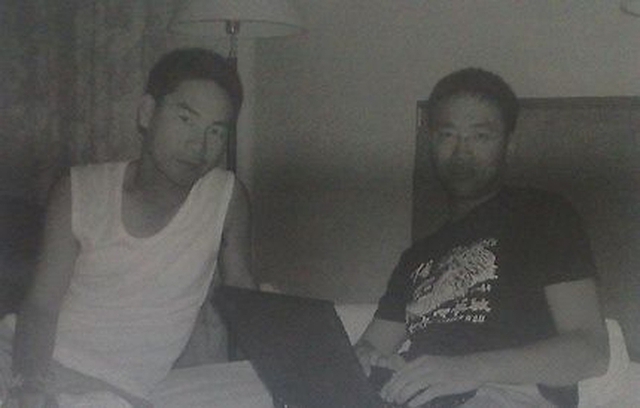 
Trong khách sạn tại Bắc Kinh xem hợp đồng, tháng 11/2004 (ông Lê Hồng Minh bên phải).
