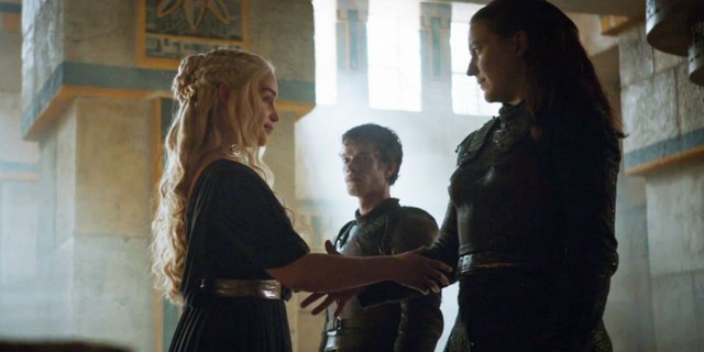 
Daenerys bắt tay cùng chị em Yara và Theon Greyjoy
