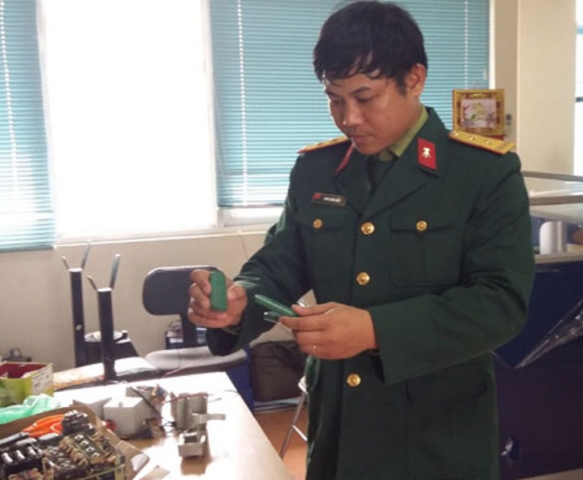  Trung tá, TS Trần Xuân Kiên giới thiệu sản phẩm USB an toàn thông tin 
