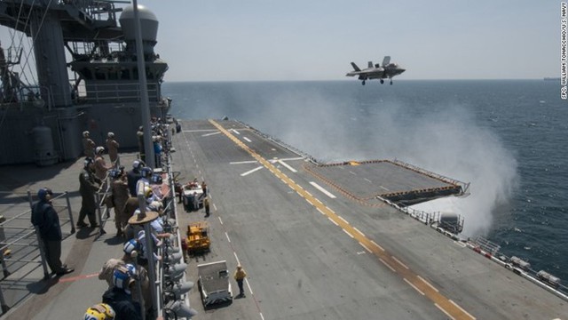  Phiên bản F-35B thử nghiệm hạ cánh thẳng đứng trên tàu đổ bộ tấn công USS Wasp. Ảnh: CNN 