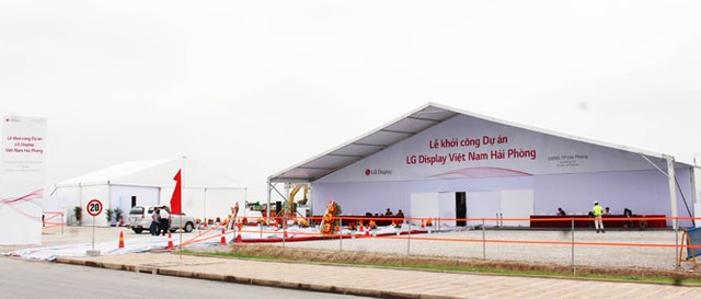  Quang cảnh chuẩn bị cho lễ khởi công nhà máy LG Display ở Hải Phòng. 