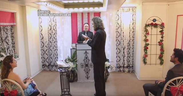  Đám cưới giữa anh chàng Aaron Chervenak và smartphone diễn ra trong một nhà thờ nhỏ tại Las Vegas. 