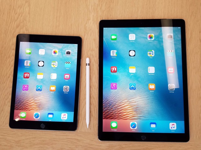  iPad Pro 9,7 inch và iPad Pro 12,9 inch đặt cạnh nhau. 