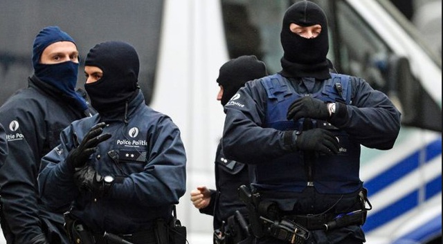  Cảnh sát toàn châu Âu đang truy lùng dấu vết số của những kẻ tình nghi trong vụ đánh bom Brussels, Bỉ. 