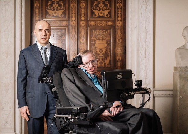  Stephen Hawking và Yuri Milner 