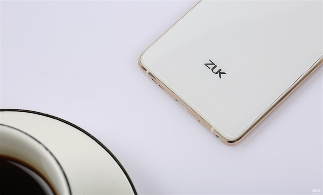  Mặt lưng có logo Zuk, một nhánh khác của thương hiệu Lenovo chuyên phụ trách các dòng sản phẩm cao cấp. 