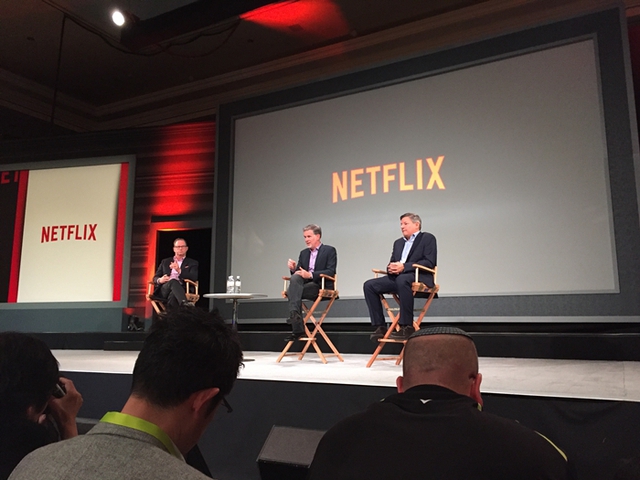  CEO Netflix (giữa) tại CES 2016. 