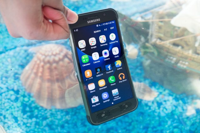 
Đây là chiếc Galaxy S7 Active nồi đồng cối đá
