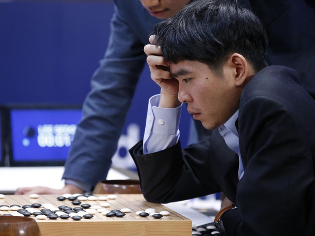 
Khuôn mặt căng thẳng của kỳ thủ Lee Sedol khi thi đấu với hệ thống trí tuệ nhân tạo AlphaGo.
