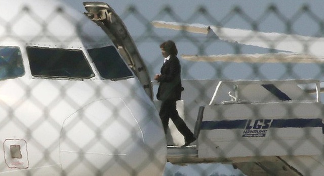  Một quan chức bước lên chiếc máy bay bị không tặc của EgyptAir. (Ảnh: Reuters) 