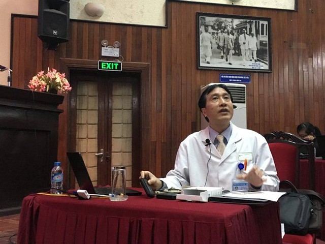  GS Trịnh Hồng Sơn cho biết, sẽ mời chuyên gia nước ngoài để thực hiện ghép đầu ở Việt Nam. Ảnh: Hà Quyên. 
