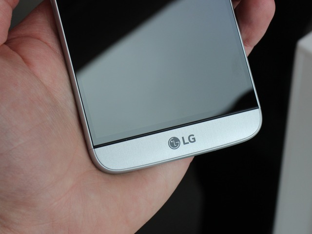 
Cạnh dưới mặt trước khá thoáng, chỉ có logo LG.
