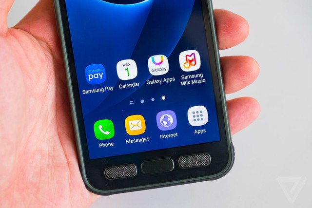 
Galaxy S7 Active có 3 phím cứng điều hướng và đặc biệt là nút Home tích hợp cảm biến vân tay
