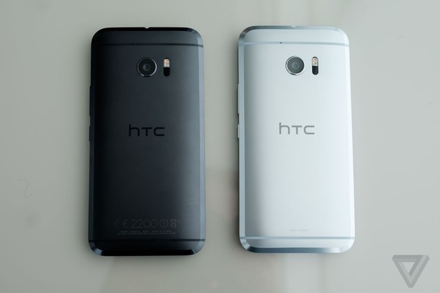 
HTC 10 có 2 phiên bản màu sắc cơ bản là bạc và xám đen.
