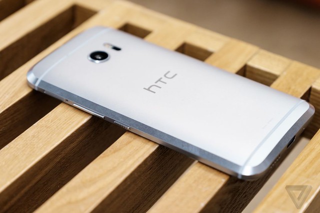 
Máy có thiết kế kim loại nguyên khối, logo HTC xuất hiện ở mặt sau, viền kim cương lớn tạo cảm giác sắc bén hơn.
