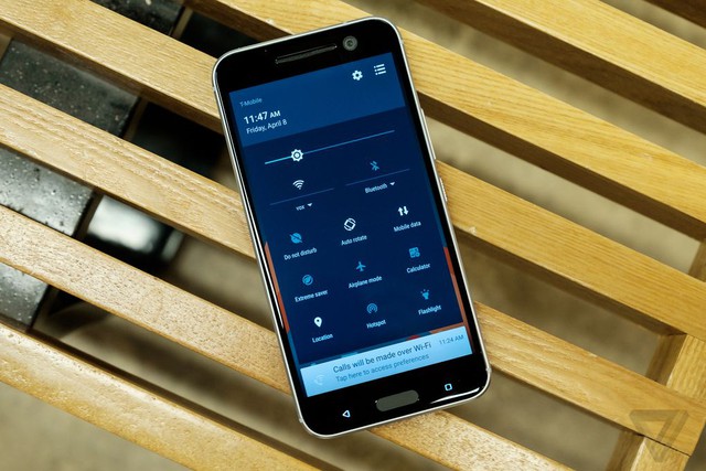 
HTC 10 trang bị màn hình 5,2 inch, độ phân giải Quad HD.

