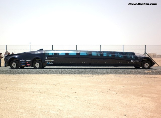  Chiếc bus limousine có chiều dài 15m. 