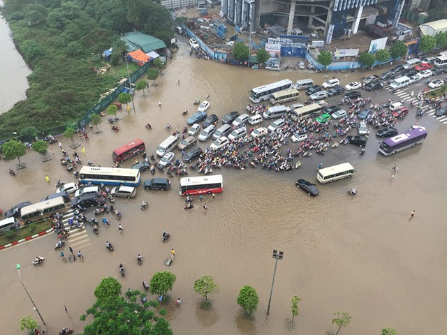  Hà Nội sáng nay bị ngập nặng do mưa lớn. 