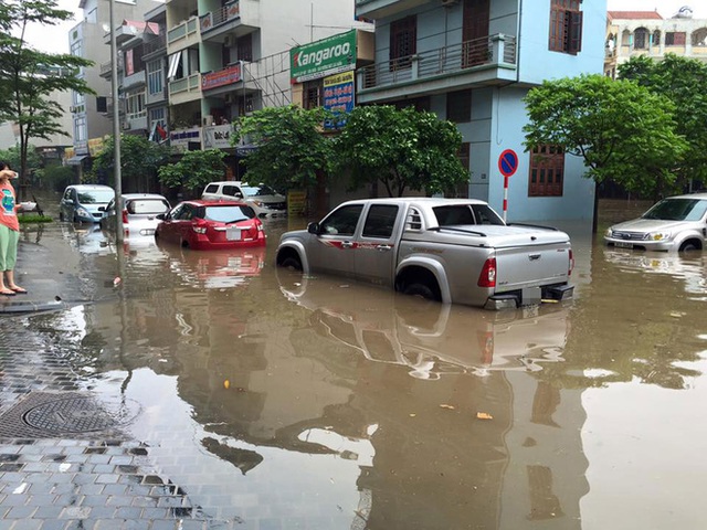  Xe ô tô cũng ngập, không biết Uber có hoạt động được không. 