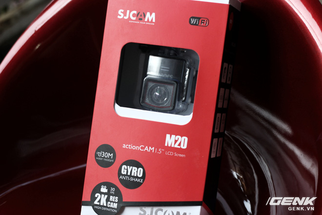 SJCAM M20 được đóng hộp khá đơn giản cùng 1 số tính năng hấp dẫn như quay video 2K, công nghệ chống rung Gyro và chống nước tối đa 30m.