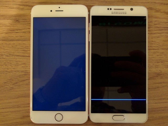 
So sánh khả năng hiển thị màu đen giữa iPhone (màn LCD) và Galaxy Note 5 (màn AMOLED).

