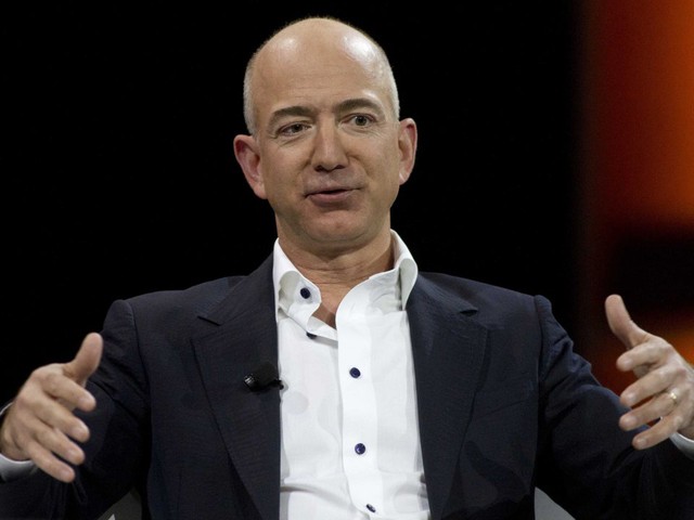  Jeff Bezos tiếp tục là CEO của Amazon có lẽ là một trong những quyết định đúng đắn nhất của ông, nhờ có lời khuyên của Bill Campbell. 