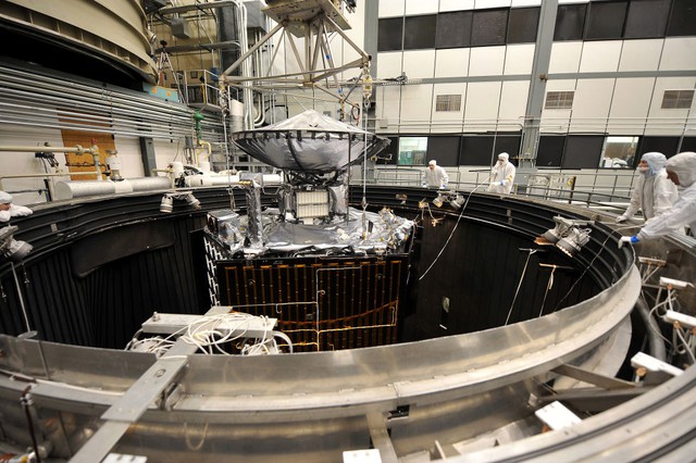  Tàu Juno được đưa vào ống chân không khổng lồ để thử nghiệm. 