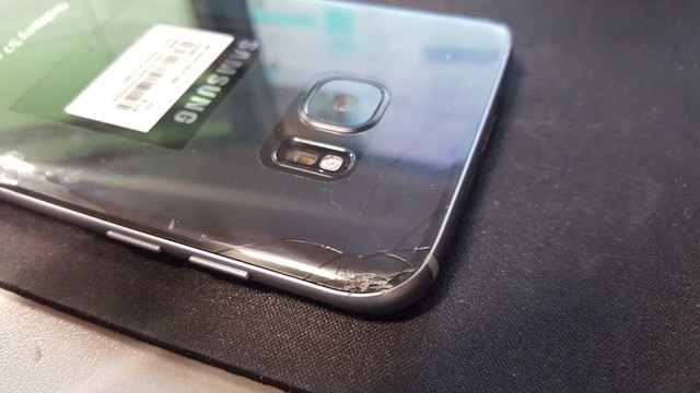  Mặt kính ở góc máy Galaxy S7 edge đã vỡ tan trong sự nuối tiếc của người dùng... 