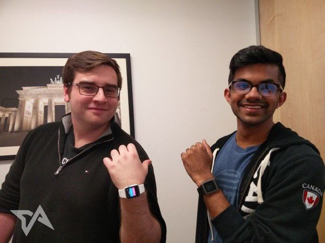  Eric Dolan cùng Ved Petkar bên cạnh ứng dụng của mình trên đồng hồ thông minh. 