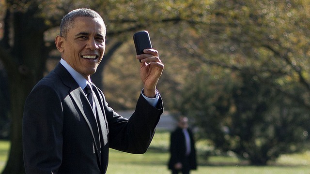  Thay vì sử dụng một chiếc iPhone, người ta luôn thấy Tổng thống Mỹ gắn liền với thương hiệu BlackBerry 