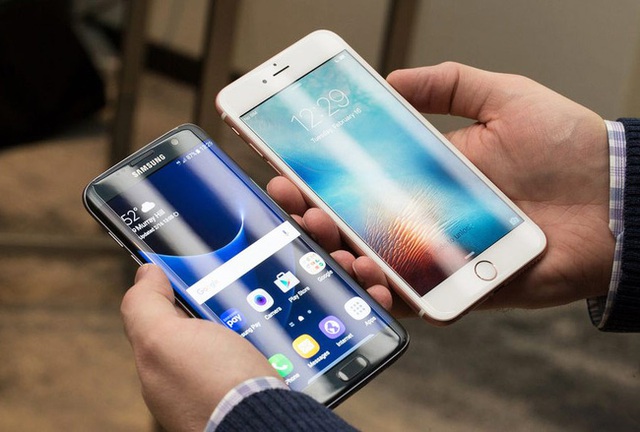 Samsung Galaxy S7 edge và iPhone 6s Plus, hai trong số những chiếc điện thoại cao cấp nhất hiện nay của Samsung và Apple.