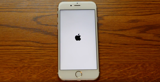 
iPhone bị treo táo ngay sau khi thay đổi ngày tháng về 1/1/1990.
