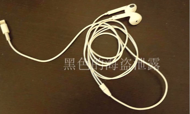  Hình ảnh được một trang mạng Trung Quốc để lộ cho thấy tai nghe Earpod với cổng kết nối Lightning. 