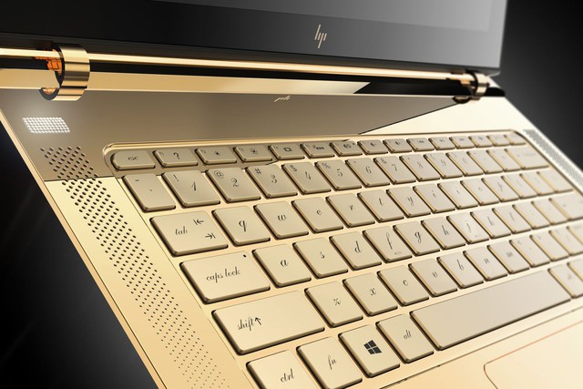  Chiếc laptop Spectre 13 với logo mới của HP. 