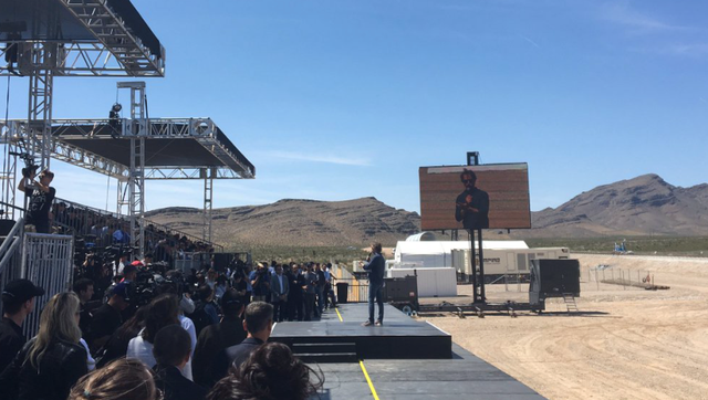  Rất đông người đến xem lần thử nghiệm đầu tiên của Hyperloop One. 