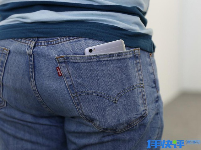  Xiaomi Max bỏ túi quần sau có vẻ vừa vặn hơn 
