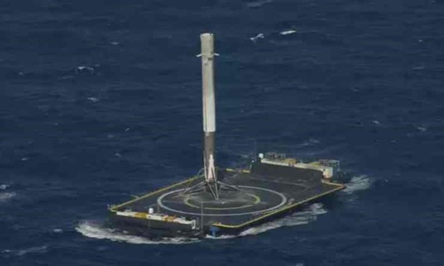 Tên lửa tái sử dụng có thể đáp xuống trên biển là một cột mốc quan trọng biến giấc mơ du hành không gian trở nên thực tế hơn với số đông. Ảnh: SpaceX.