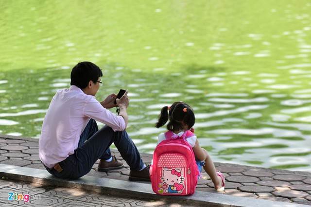  Thời gian cha mẹ bên con cái cũng bị bào mòn vì smartphone. 