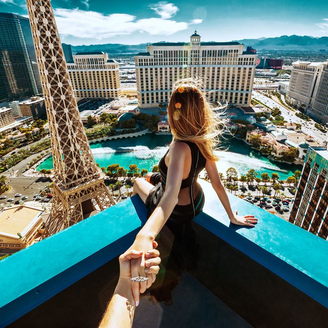 Góc nhìn này từ Las Vegas thật vô giá, vợ mới cưới của tôi cũng vậy. Tôi đã đưa 2 thứ tuyệt đẹp vào một khung hình từ điểm nhìn tại mái khách sạn Bellagio nổi tiếng, sự kết hợp này thật hoàn hảo phải không. Đây là bức ảnh tiếp theo trong series “Theo em đến cuối chân trời – Follow meto” của chúng tôi.