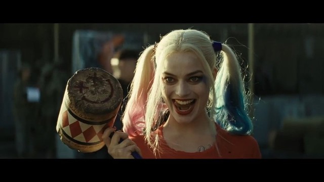 
Harley Quinn với chiếc búa mặt cười mang thương hiệu của mình
