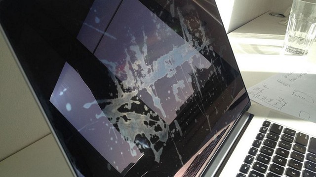  Lỗi bong lớp chống lóa trên màn hình Macbook. 