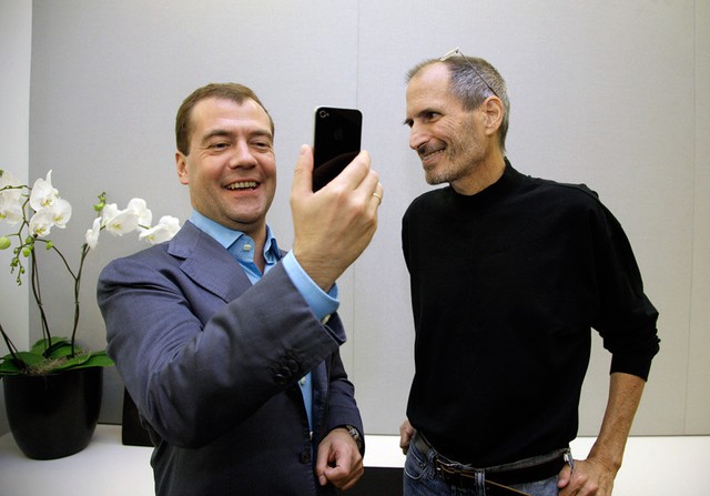  Steve Jobs tặng ông Medvedev chiếc iPhone 4 trước ngày chiếc điện thoại này được chính thức bán ra. Ảnh chụp tháng 6 năm 2010. 