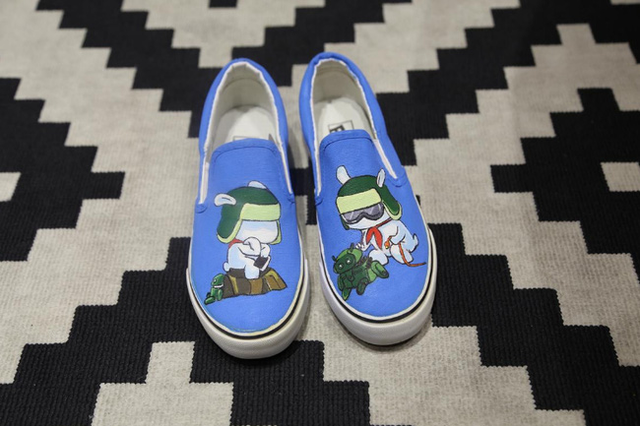 Xiaomi còn có cả một khu vực trưng bày các món quà do người hâm mộ hãng này làm và gửi đến, trong đó có đôi giày vẽ tay hình Mi Bunny này...