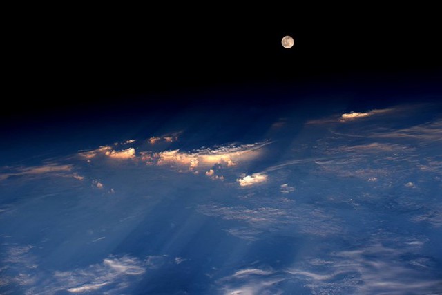 Trăng tròn hạ chí được phi hành gia Jeff Williams chụp từ Trạm không gian vũ trụ quốc tế (ISS). Bức ảnh được chụp khi ISS đang bay qua khu vực phía tây Trung Quốc. Ảnh: Space
