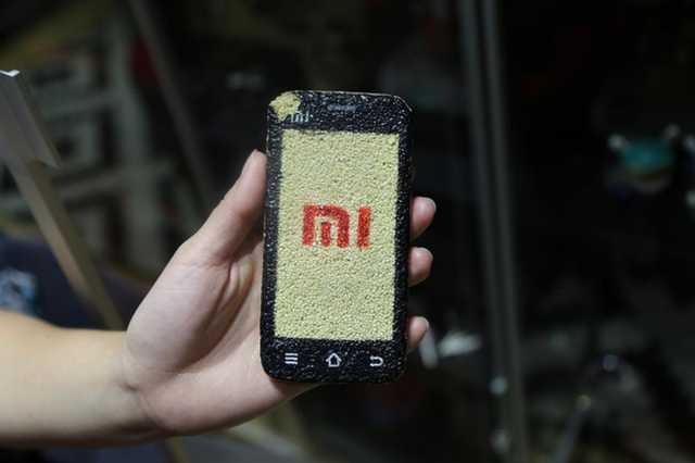 ... còn đây là chiếc điện thoại được làm bằng gạo, đúng như ý nghĩa tên gọi của Xiaomi.