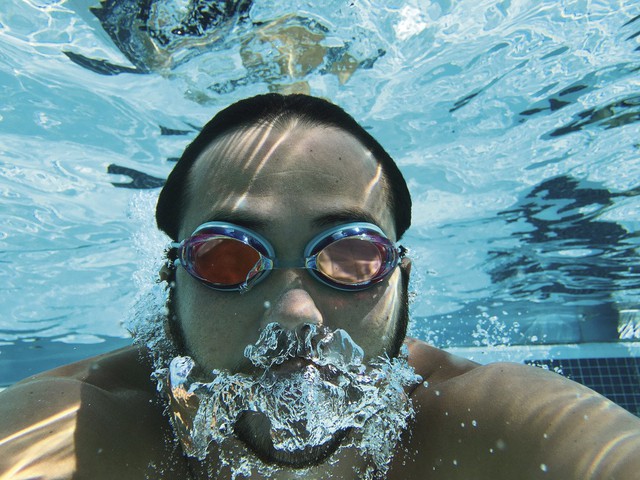  Zak Noyle tự sướng bằng iPhone khi đang bơi lặn ở Honolulu, Hawaii. 