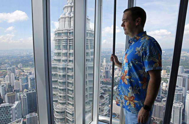  Dù có rất nhiều đồng hồ nhưng ông Medvedev lại chỉ chọn Apple Watch Sport cho suốt chuyến công tác Malaysia 